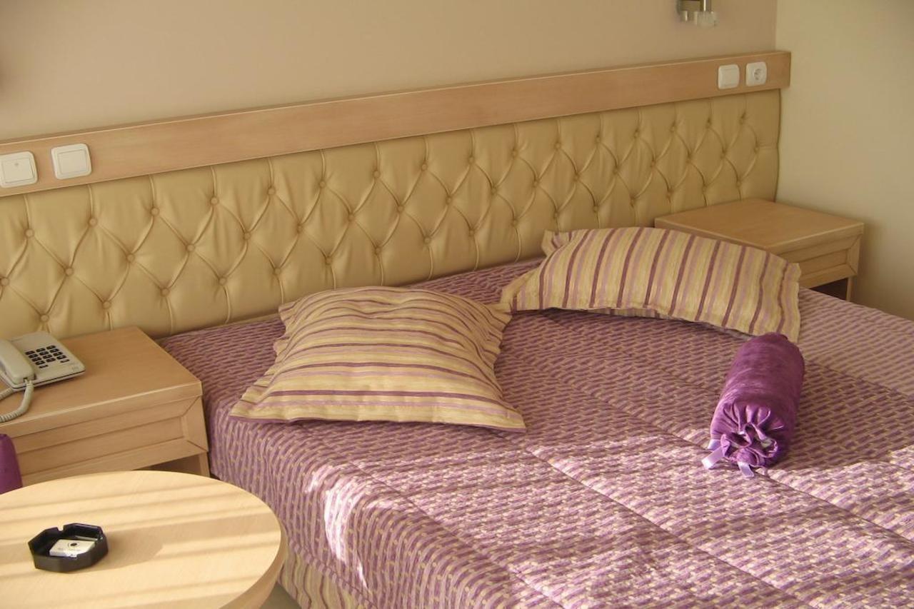 Esat Hotel Кушадасъ Екстериор снимка