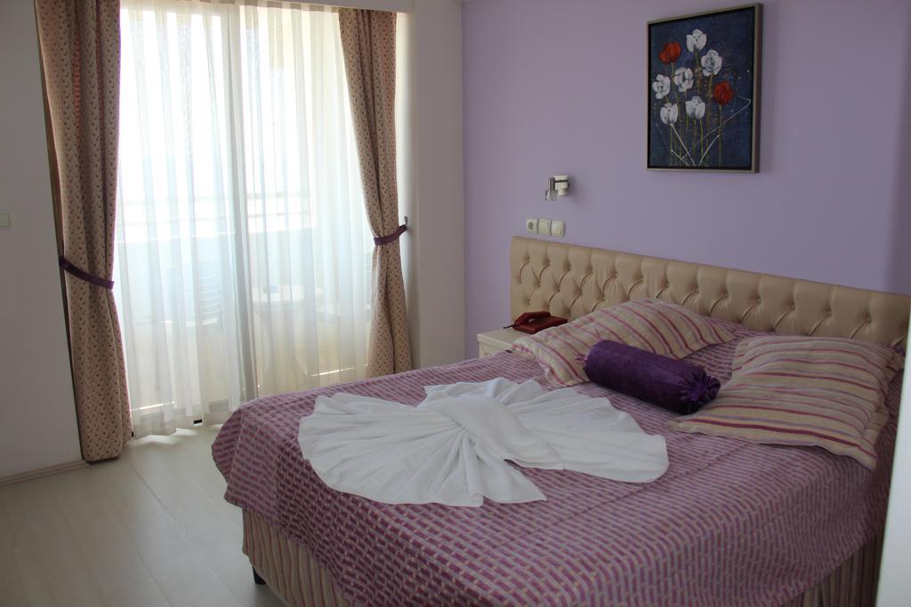Esat Hotel Кушадасъ Екстериор снимка