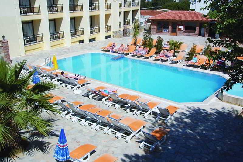 Esat Hotel Кушадасъ Екстериор снимка